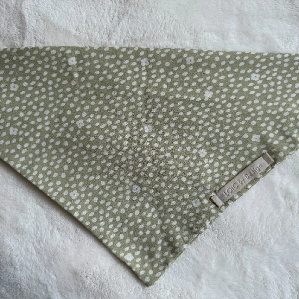 NWT Loic by Design Ditsy Daisy Floral Dog Bandana, Taupe + White, Size Medium